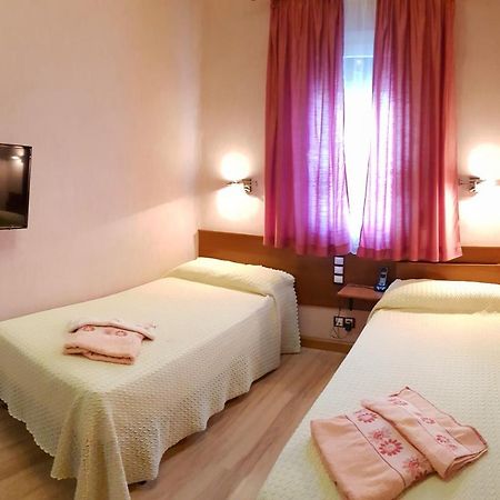 Hostal De La Torre Hostal Economico Valladolid Bagian luar foto