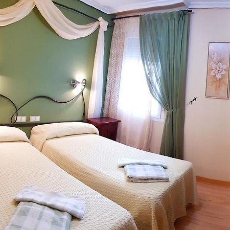 Hostal De La Torre Hostal Economico Valladolid Bagian luar foto