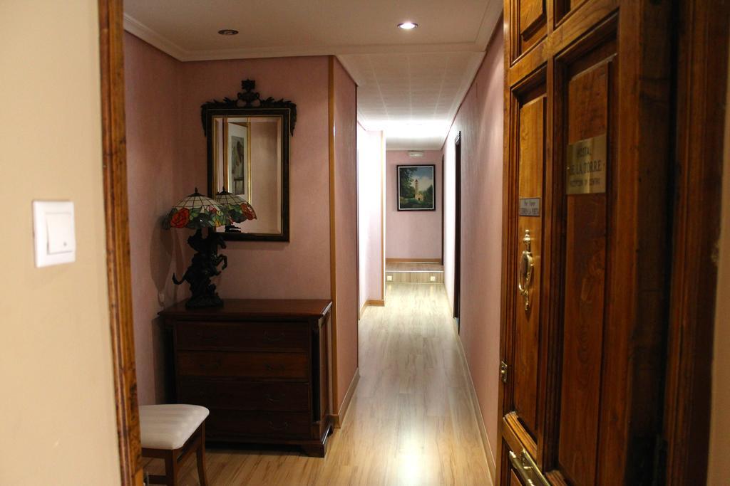 Hostal De La Torre Hostal Economico Valladolid Bagian luar foto