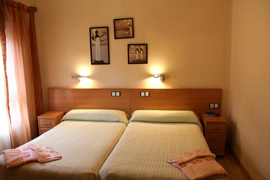 Hostal De La Torre Hostal Economico Valladolid Ruang foto