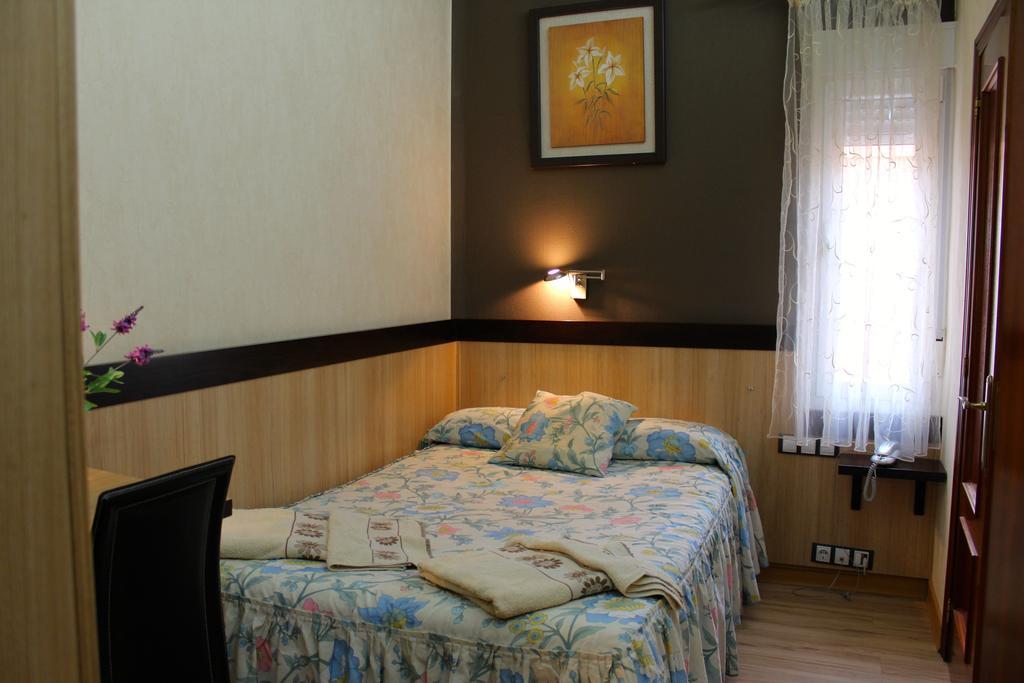 Hostal De La Torre Hostal Economico Valladolid Ruang foto