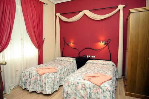 Hostal De La Torre Hostal Economico Valladolid Bagian luar foto