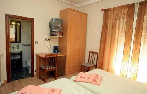 Hostal De La Torre Hostal Economico Valladolid Bagian luar foto