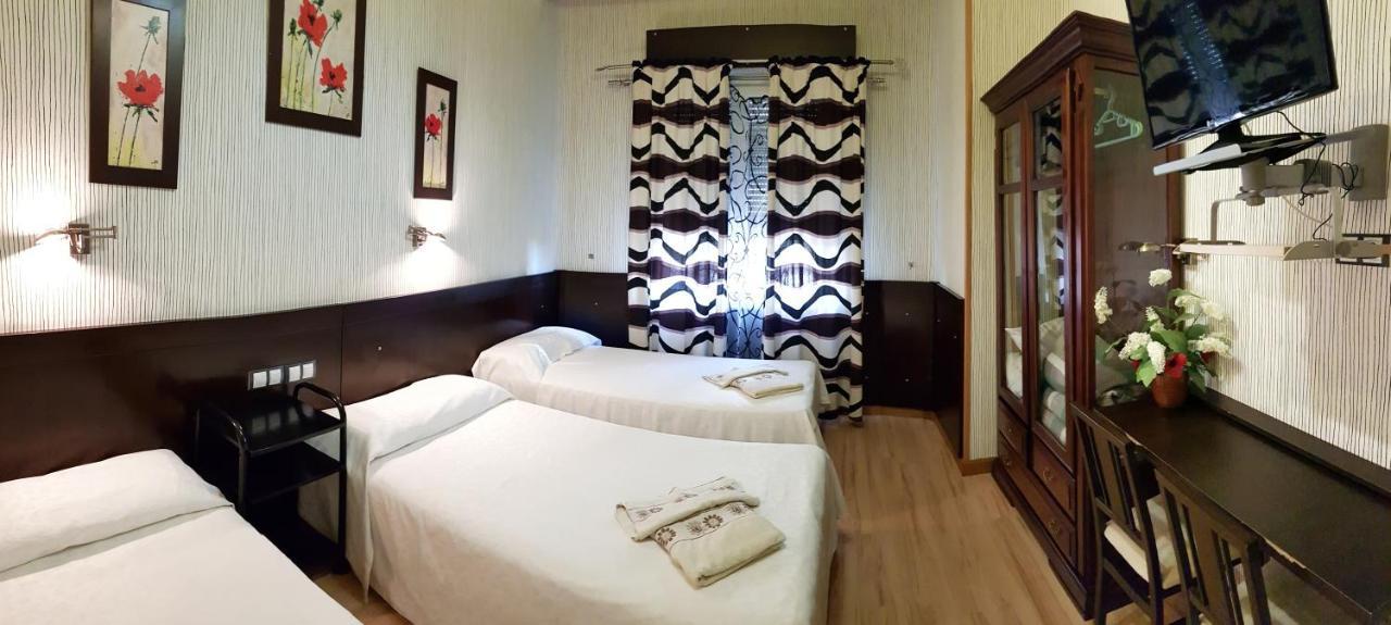 Hostal De La Torre Hostal Economico Valladolid Bagian luar foto
