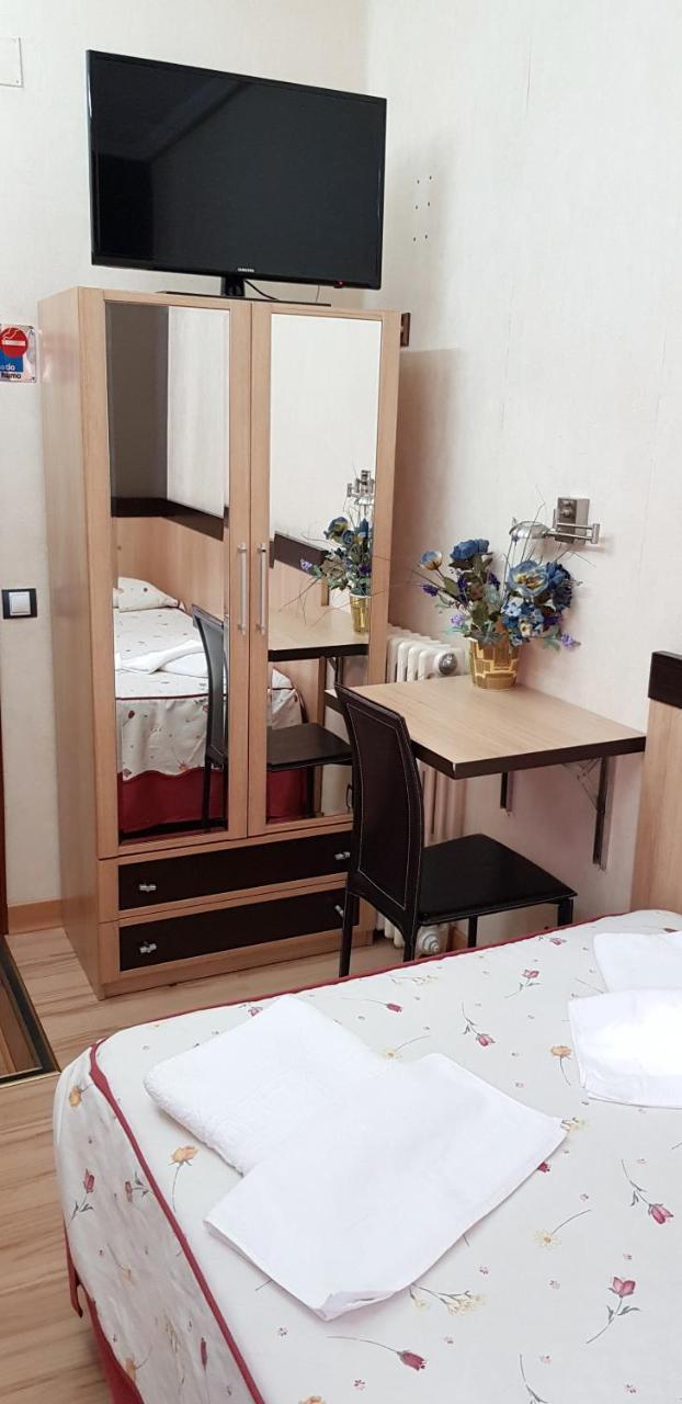Hostal De La Torre Hostal Economico Valladolid Bagian luar foto