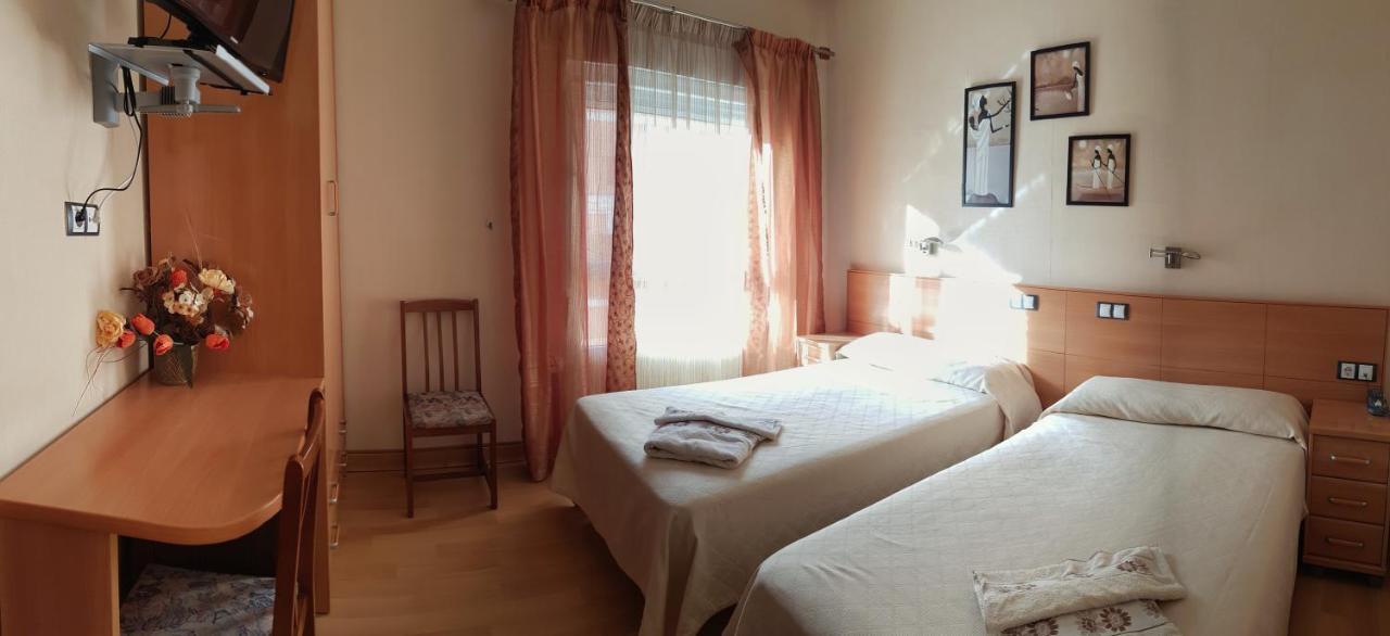 Hostal De La Torre Hostal Economico Valladolid Bagian luar foto