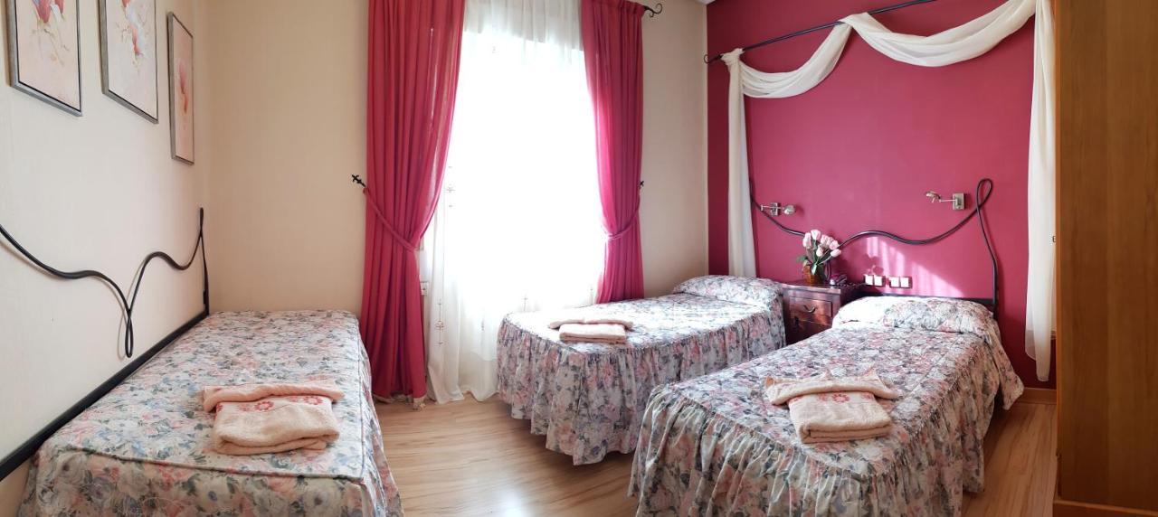 Hostal De La Torre Hostal Economico Valladolid Bagian luar foto