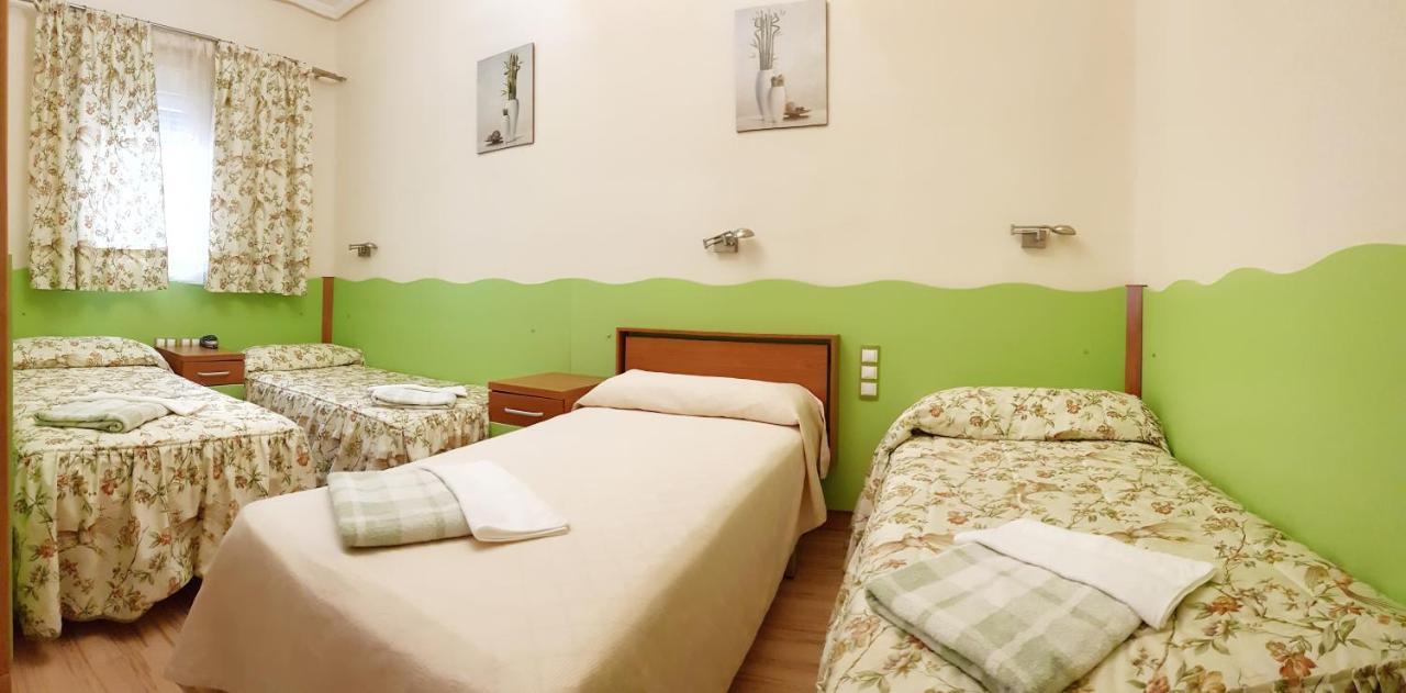Hostal De La Torre Hostal Economico Valladolid Bagian luar foto