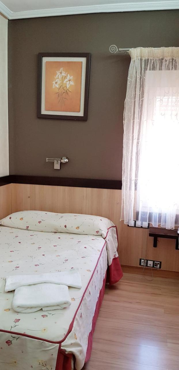 Hostal De La Torre Hostal Economico Valladolid Bagian luar foto